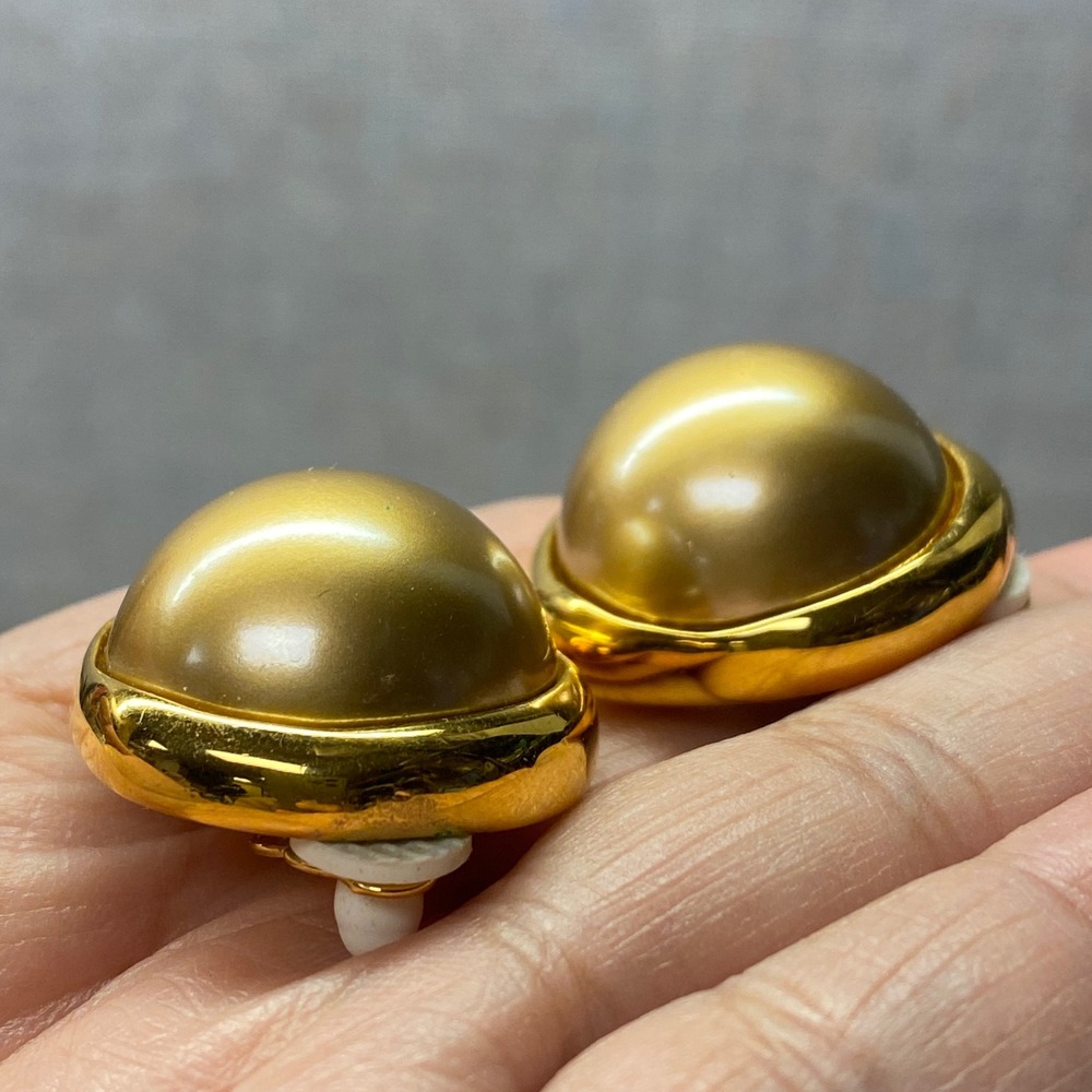 Vintage Carolee Classic Gold Tone Faux Pearl Button Clip On Earrings Designer - Picture 9 of 11